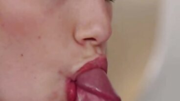 Палава Америка: МИЛФА с големи цици бг секс аматьори Naomi Foxxx съблазнява мастурбиращия приятел на сина си в PornHD