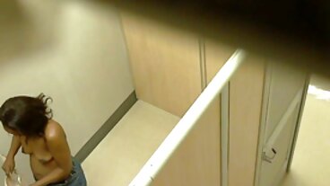 Сладката бг мини порно малка Зоуи го поема в задника
