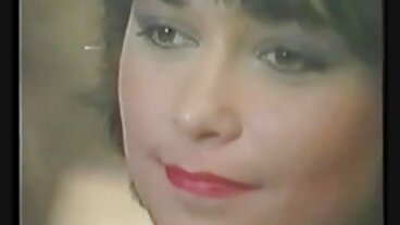 Червенокосата BBW порно бг клипове дава небрежна глава преди да се чука