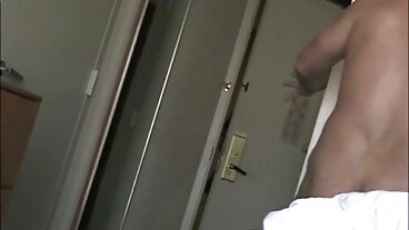 Русата милфа Magnifique показва бг порнп страхотно тяло в басейн